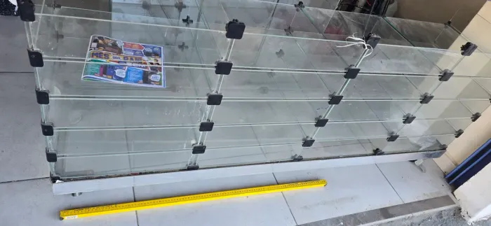 Vitrine vidro base alumínio com rodinhas