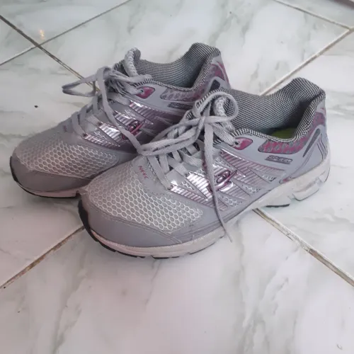 Vendo esse tenis feminino otimo para caminhada, academia e lazer calça o Tamanho 36 e 37