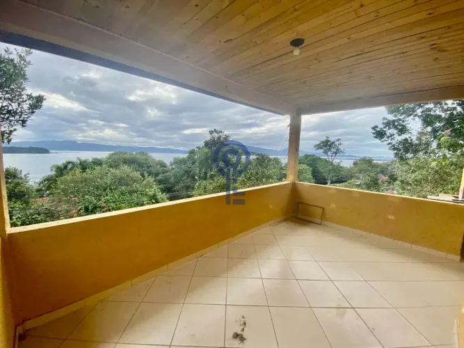 Casa com 3 dormitórios em Sambaqui