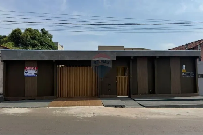CASA A VENDA COM KITNET AO FUNDO NO SETOR COIMBRA