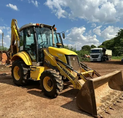 Retroescavadeira New Holland B95B Ano 2017