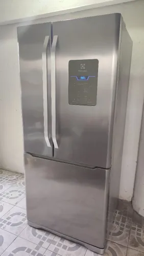 Vendo geladeira Electrolux Frost Free funcionando perfeitamente faço entrega 579 litros