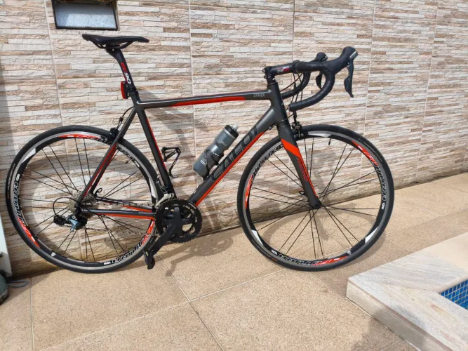 Caloi Strada Racing Tam 56 Up's nas rodas e peças em carbono