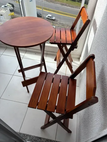 Mesa e cadeira (Madeira)