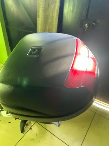 Vendo esse excelente baú de 29 litros da marca givi em bom estado.