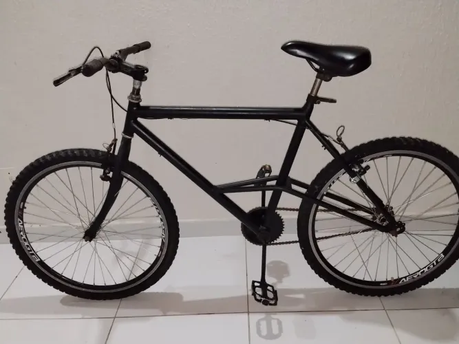Duas bicicletas em bom estado