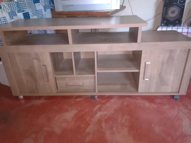 Vendo Rack grande para tv - muito conservada -marrom amadeirada. Não entrego.
