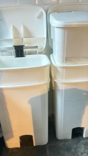 Lixeira branca de cozinha