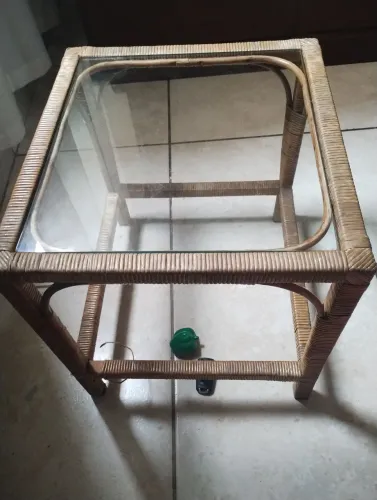 Vendendo essa mesinha de conto, tenho duas só uma que não tem o vidro de cima. 130 as duas