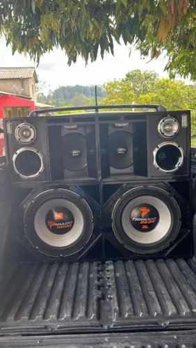 Sistema de som independente e completo. Não precisa estar no carro para tocar.