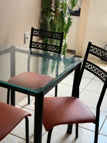 Mesa com 4 cadeiras - ferro e tampô de vidro