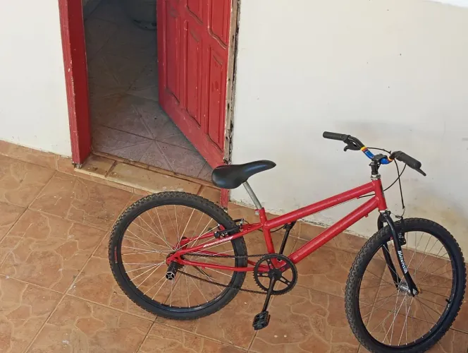 Vendo bicicleta aro 24 vai com 2 suporte pra leva pessoa atrás só lava ela freio ok