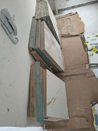 Vendo 3 caixas de pisos porcelanato tipo A tem mais alguns em excelente estado!