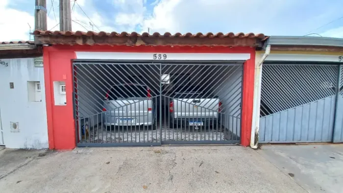 Ótima casa no Laranjeiras com 2 dormitórios, 2 cozinhas e 2 banheiros. Perto da Itavuvu.  
