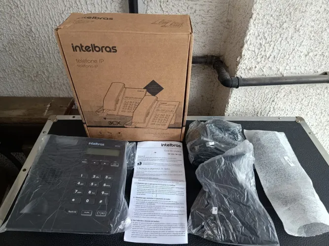 Vendo Telefone IP c/ identificador de chamada mesa preto TIP125I Intelbras. Novo.
