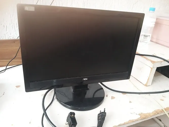 Monitor PC MARCA AOC 16 POLEGADA FUNCIONANDO