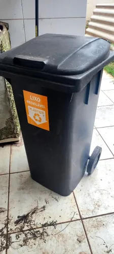 Lixeira com rodas