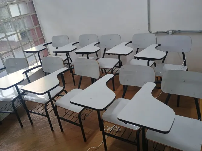 Carteiras escolares universitárias brancas 115 reais cada