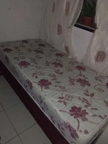 Cama de solteiro box , seminova , em bom estado de usado .