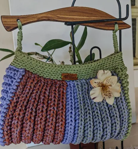 Bolsa de Crochê, fio náutico multicolorido, com alça de madeira peixinho e flor de tecido.