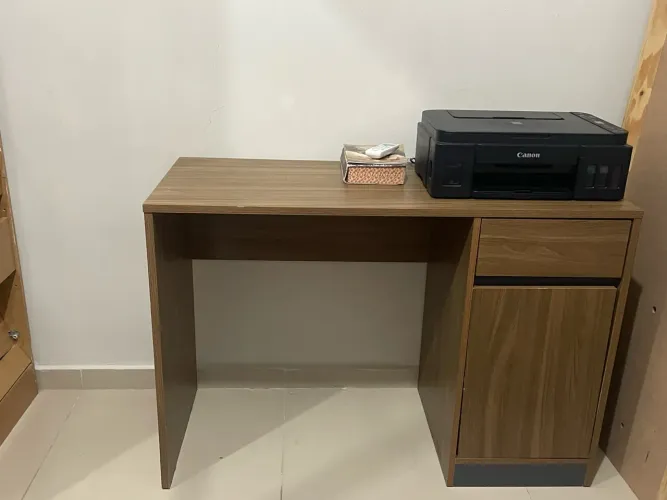 2 Escrivaninhas semi novas 