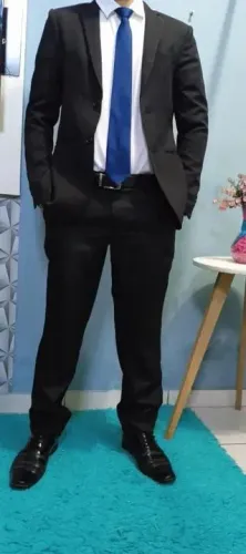 Estou vendendo dois ternos um preto azulado outro cinza brilhante seminovos aceito troca.