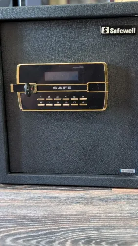 Cofre Safewell de aço com trava eletrônica