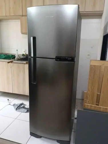 Geladeira inox Frost Free 375 litros.