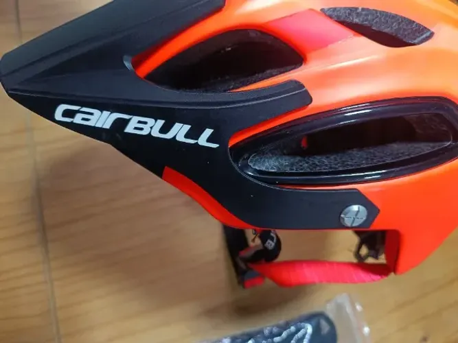 Vendo 02 Capacetes bike, robusto com viseira, forro interno e ajustes de tamanho traseiro