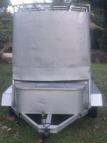 Vende-se ou troca-se carrocinha reboque semi nova.