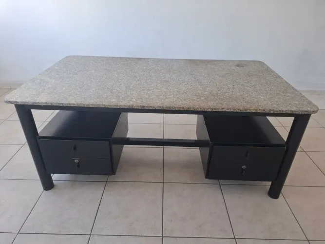 Mesa tampo granito