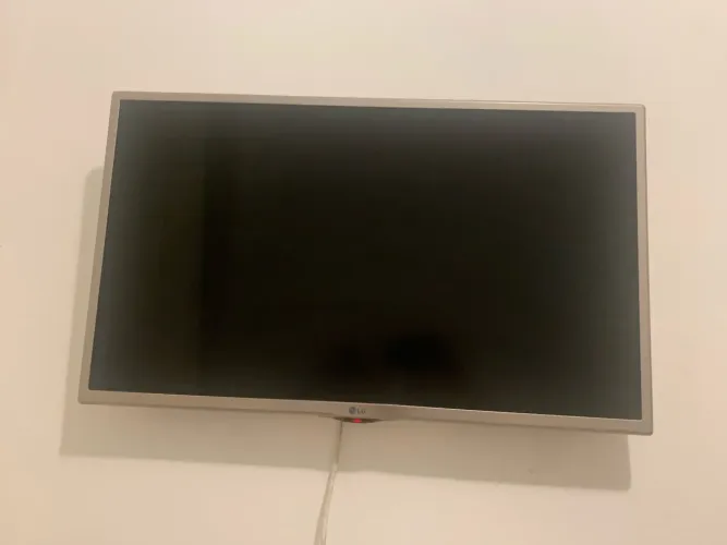 Vendo ou troco Tv LCD tela 24
