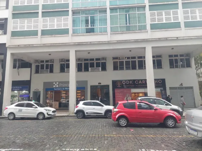 Apto Centro, frente, amplo, reformadíssimo, local nobre, Rua Irmãos D'angelo- Petrópolis -