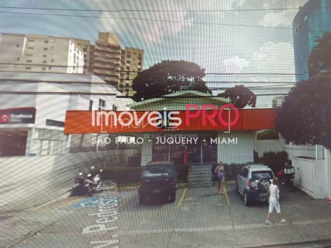 Casa comercial em avenida movimentada