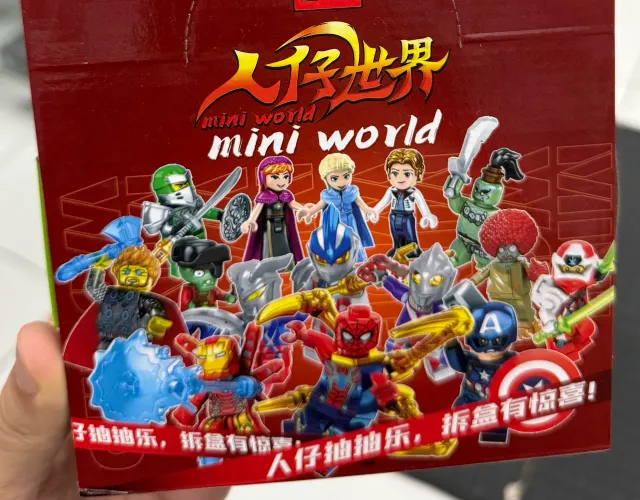 boneco Lego surpresa mini world