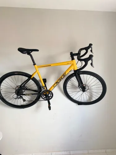 Bicicleta Oggi 16v<br><br>DISCO 2024 COR:AMAR/PTO/CINZA<br><br>TAMANHO:L (5