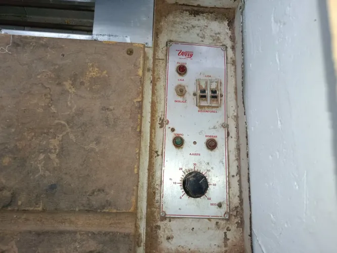 Dobradeira de formica verry 3 metros<br>Funcionando perfeitamente apenas refazer Tampo