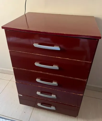 Cômoda pequena