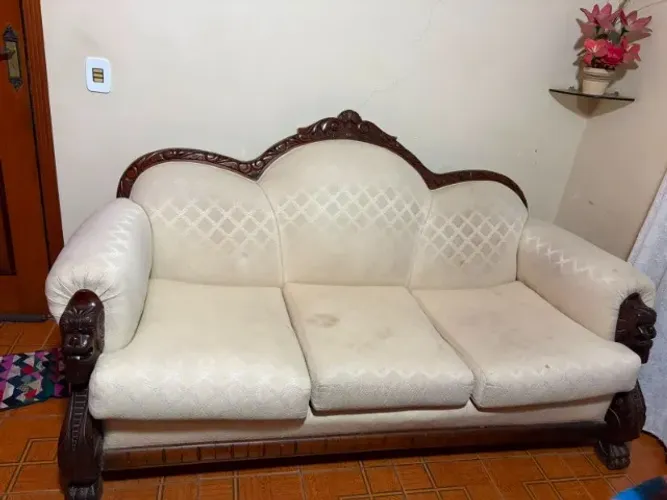 Conjunto de sofá de 3 lugares e poltrona (moveis antigos em madeira)