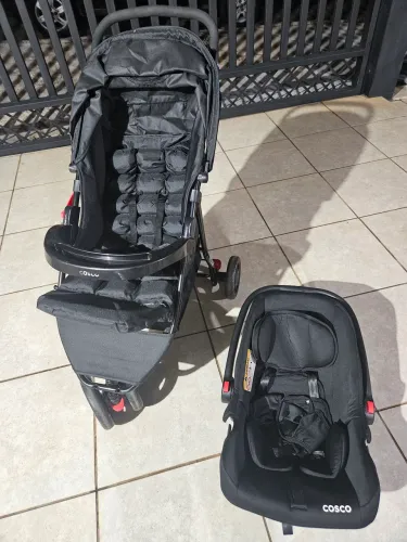 Carrinho de bebê e bebê conforto Cosco