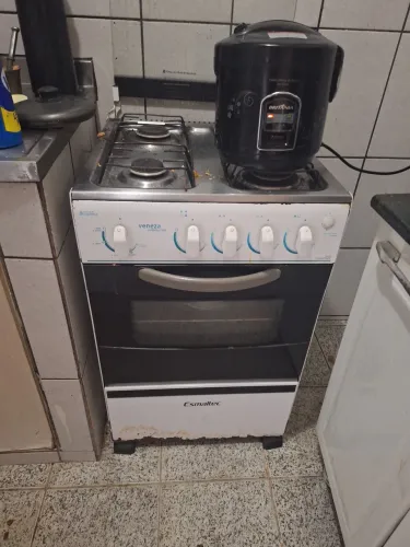 Doação de fogão 4 bocas e um pequeno armário