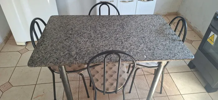 Mesa de Granito com 4 Cadeiras