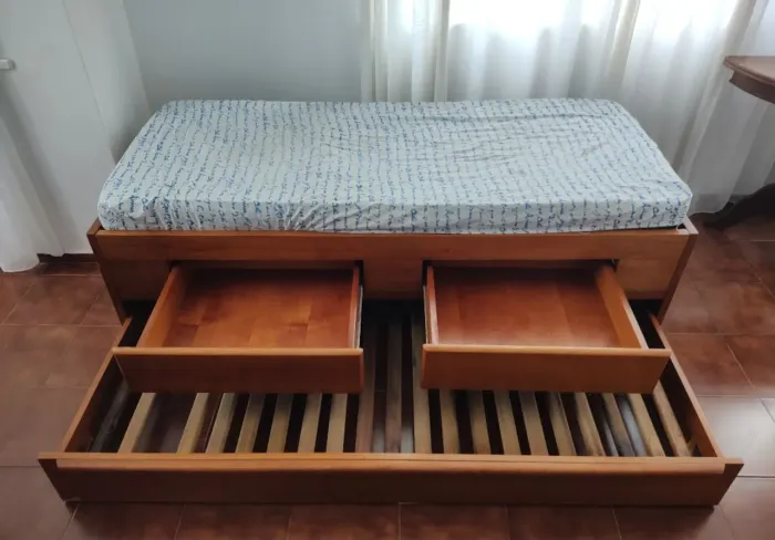 Bicama de madeira maciça com gavetas e cama auxiliar