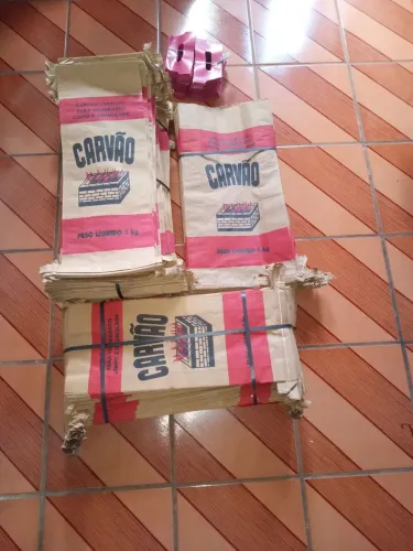 Sacos de carvão,200 de 2 kilos,350 de 3 kilos e 50 de 4 kilos