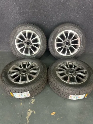Vendo jogo de roda 15 com 04 pneus pirelli novo (205/60/15)