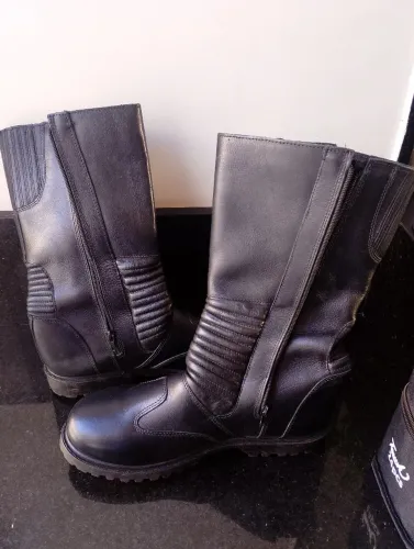 Bota de Couro Preta - Estilo Motociclista / Coturno Cano Médio