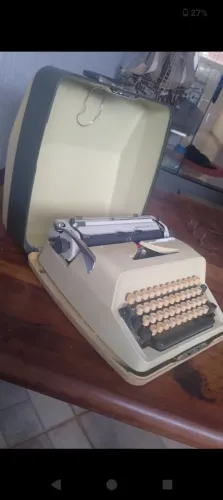 Máquina de escrever Adele Gabriele 10