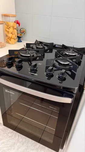 Tiagão de embutir Eletrolux com tampo de vidro.
