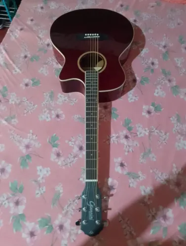 Violão marrom 