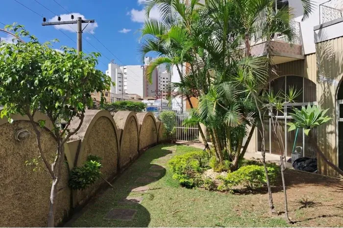 Espaçoso apartamento de três quartos, sendo um suite, próximo ao Colégio Jesuitas, a merca
